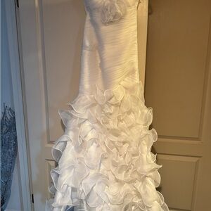Elegant White Ruffled Gown sz0-3
